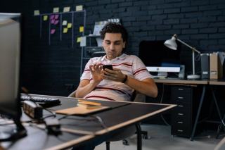 Outils numériques entrepreneur : les logiciels clés en 2026