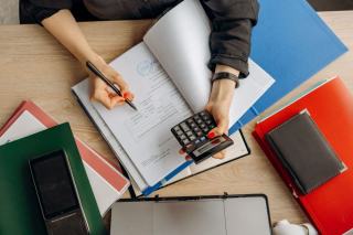 Facture posée sur un bureau à côté d'un agenda ouvert